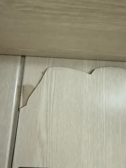 방문짝 가격 — 윗모서리가 깨진 안방문
