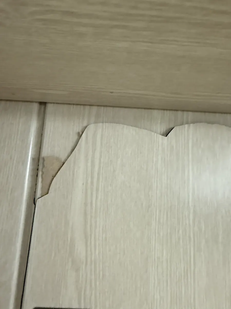 방문짝 가격 — 윗모서리가 깨진 안방문