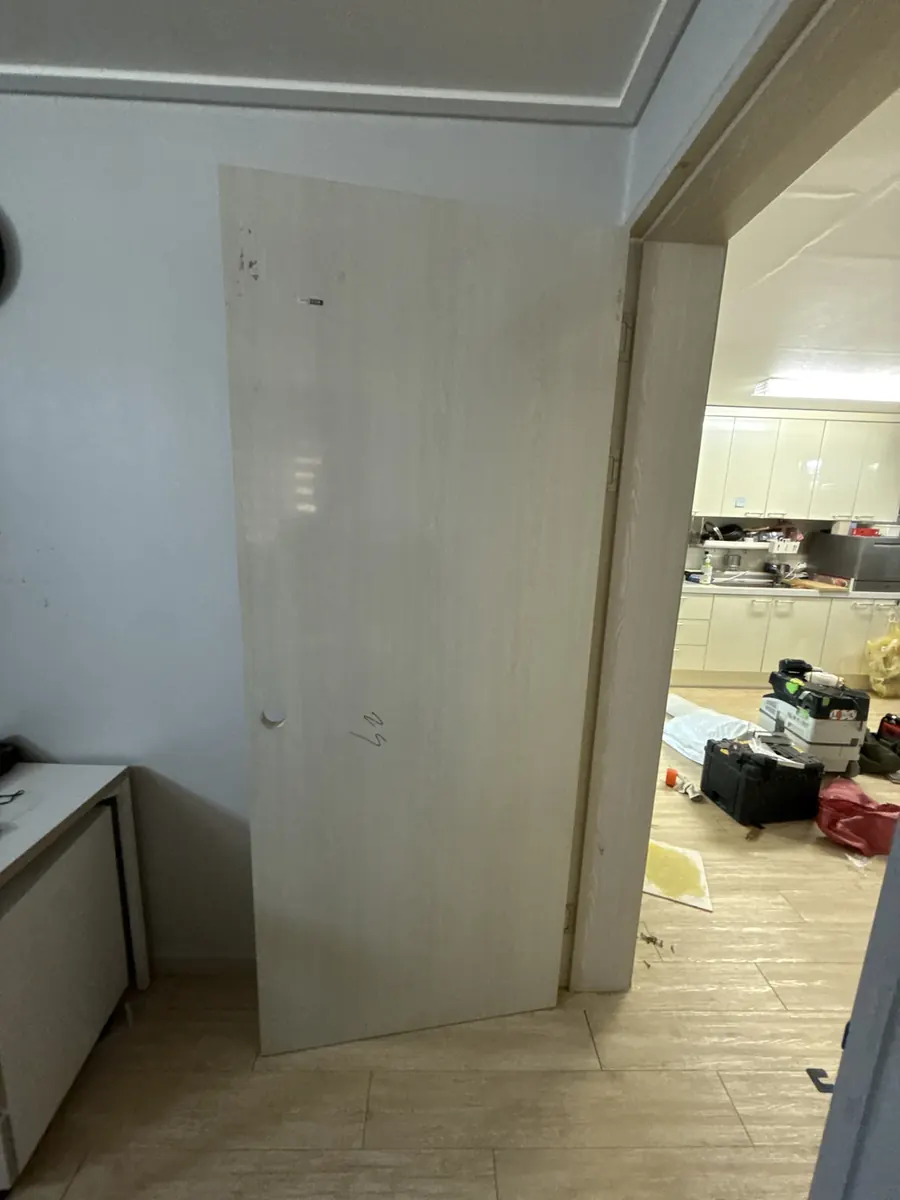 방문짝 가격 — 세워 둔 새 문짝