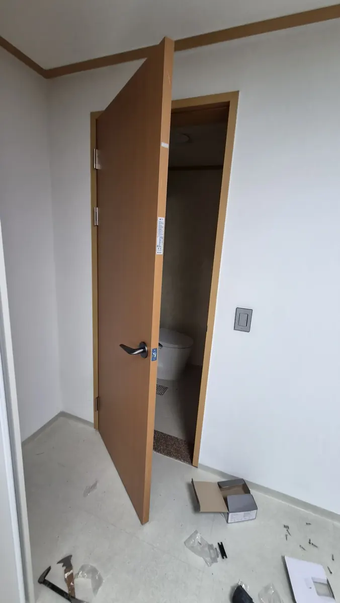 문짝 시공 — 열어 본 새 욕실 쪽 문