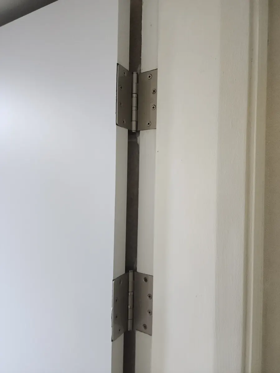 문짝 문틀 교체 — 문틀과 문짝을 잇는 경첩